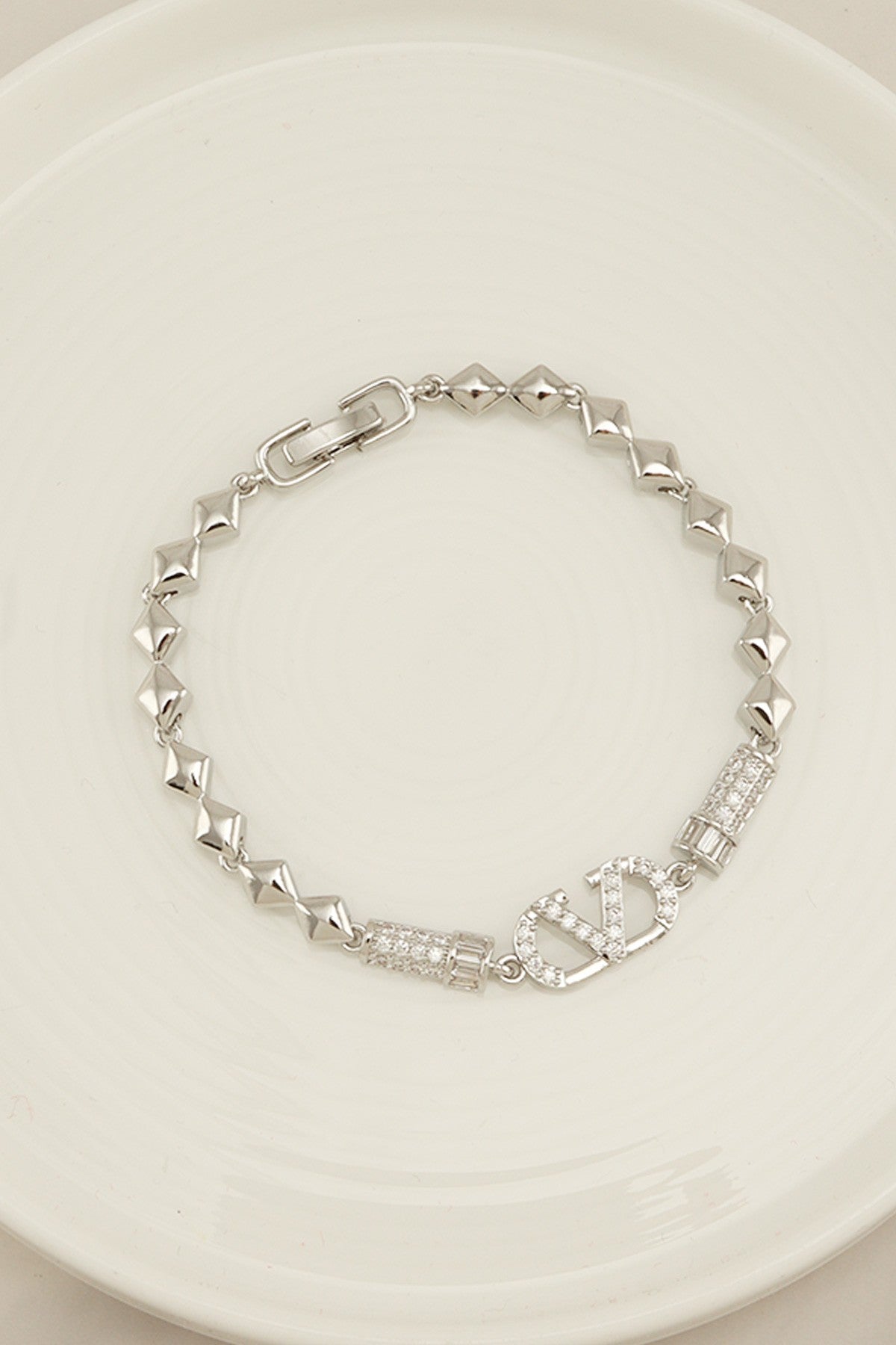 V LINE BRACELET